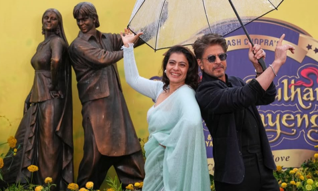 ’دل والے دلہنیا لے جائیں گے‘ کے 30 سال، شاہ رخ خان اور کاجول کے کرداروں کا مجسمہ لندن میں نصب