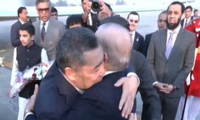 کرغزستان کے صدر پاکستان پہنچ گئے، صدر مملکت و وزیراعظم نے خوش آمدید کہا