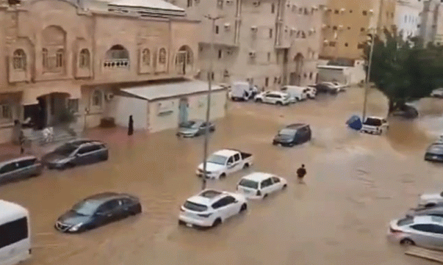 سعودی عرب میں موسلادھار بارشوں کی وارننگ، عوام کو سیلابی علاقوں سے دور رہنے کی ہدایت