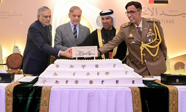 وزیراعظم کی یو اے ای کے قومی دن ’عیدالاتحاد‘ کی تقریب میں شرکت، کیک کاٹا