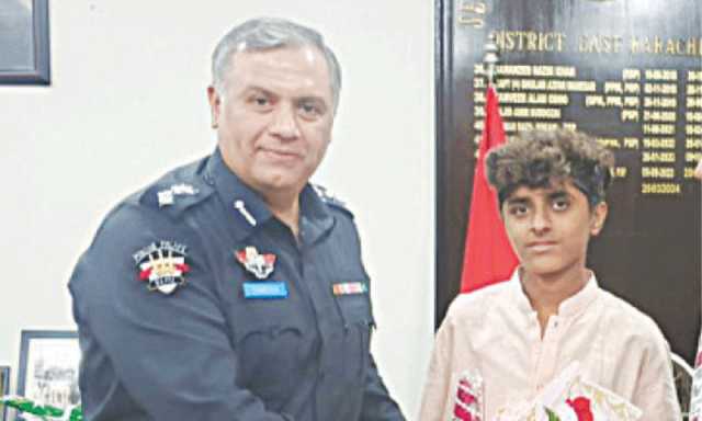 کراچی: کمسن ابراہیم کی لاش تلاش کرنے والے تنویر کو پولیس کا اعزاز، ریسکیو دعوؤں پر سوالات اٹھ گئے