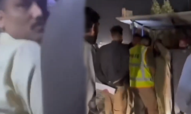 خاتون کی اطلاع پر ڈائیوو بس میں فحش فلمیں دیکھنے والا شخص گرفتار