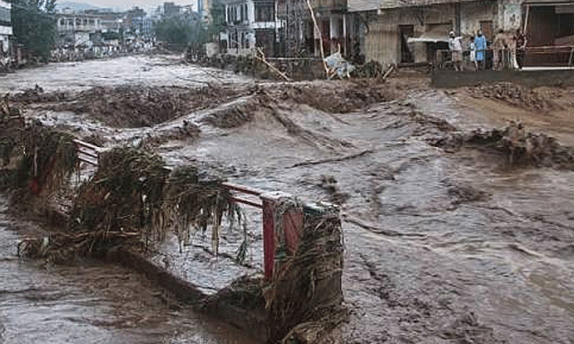 گلگت بلتستان میں موسلادھار بارشوں سے سیلابی تباہی، شاہراہیں اور پل بہہ گئے، ہزاروں افراد محصور : انتباہ جاری