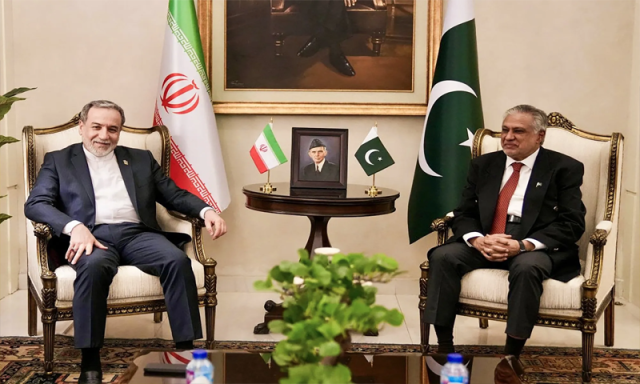 اسحاق ڈار اور ایرانی وزیر خارجہ عباس عراقچی کی ملاقات، علاقائی امن کے لیے سفارتی روابط جاری رکھنے پر اتفاق