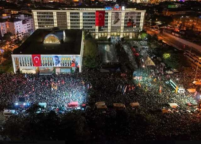 اردگان کے اہم ترین حریف کی گرفتاری پر استبول میں دسیوں ہزار افراد کا مظاہرہ