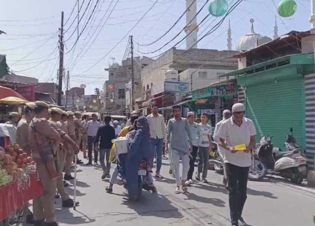 لکھنؤ میں بڑی تعداد میں نمازیوں نے کالی پٹی باندھ کر وقف ترمیمی بل کے خلاف علامتی احتجاج درج کیا
