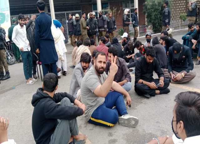 لاہور، پنجاب یونیورسٹی میں پھر کشیدگی، جمعیت کے دھرنا دیدیا