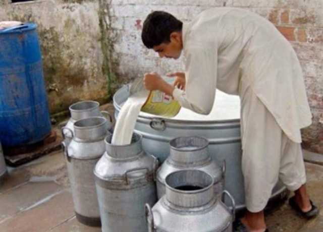 کراچی میں ڈیری فارمرز کو دودھ کی قیمتوں کا گٹھ جوڑ ختم کرنے کا حکم
