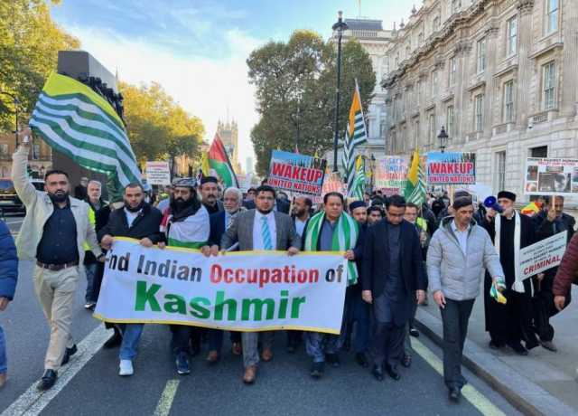 لندن، بھارتی ہائی کمیشن کے باہر پاکستانیوں کا بڑا احتجاجی مظاہرہ