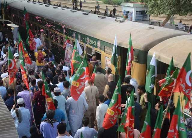 پی ٹی آئی کا ’سلام سندھ‘ ٹرین مارچ کراچی سے روانہ ہوگیا