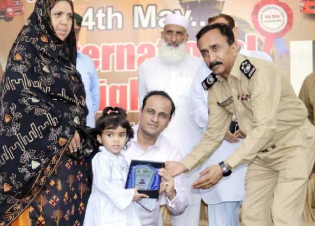 کراچی، شہید فائر بریگیڈ کے اہلکاروں کی ’یادگار شہداء‘ کا افتتاح