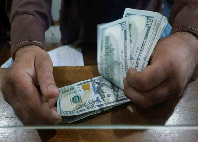 کرنسی مارکیٹ میں پاکستانی روپے کے قابل امریکی ڈالر گراوٹ کا شکار