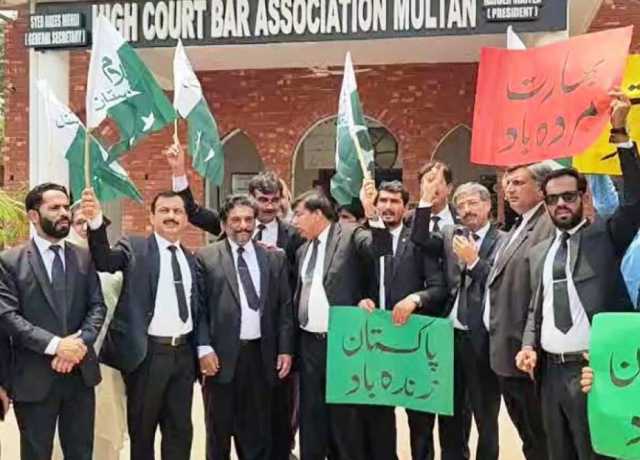 ملتان، بھارتی جارحیت کیخلاف وکلا سڑکوں پر نکل آئے، پاک فوج کے حق میں نعرے بازی 