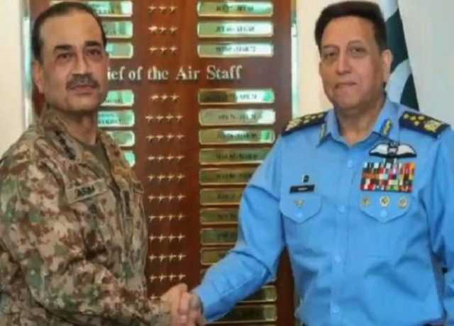 آرمی چیف کی ایئر ہیڈ کوارٹرز آمد، دشمن کو جواب دینے پر شاہینوں کو خراج تحسین پیش