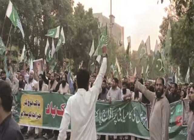 پاکستان میں یوم تشکر، ہزاروں شہری سڑکوں پر نکل آئے، پاک فوج کو خراج تحسین