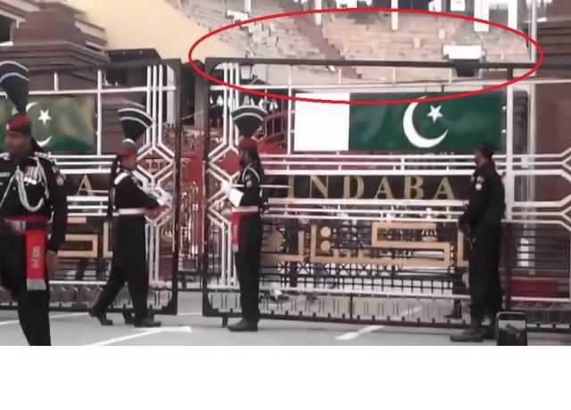 واہگہ بارڈر پر جشن، رینجرز پر پھول نچھاور، بھارت پریڈ سے بھی فرار