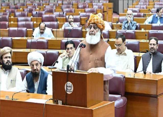 پاکستان کوکھل کر ایران کے ساتھ کھڑا ہوجانا چاہیے: مولانا فضل الرحمان