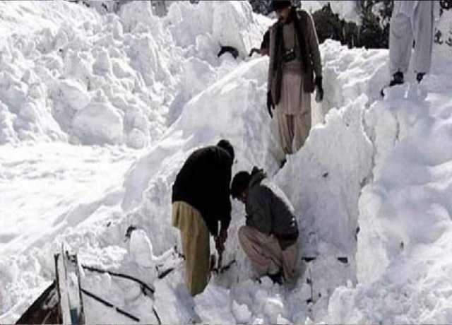 کاغان، گلیشیئر کا ایک ٹکڑا بیٹھنے سے تصاویر بنوانے والے باپ بیٹا سمیت 3 سیاح جاں بحق