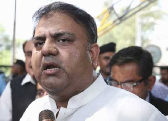 عمران خان سیاسی لوگوں کو آگے لے کر آئیں، فواد چودھری