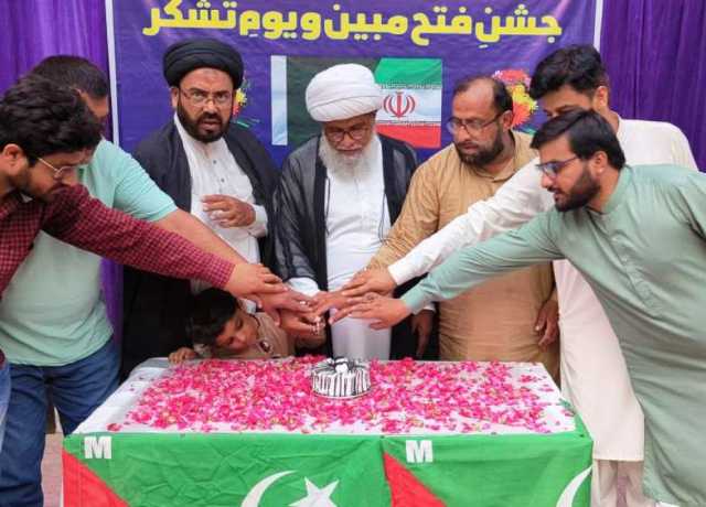 ملتان، ایم ڈبلیو ایم کے زیراہتمام اسلامی جمہوریہ ایران کی کامیابی پر جشن فتح مبین و یوم تشکر، کیک بھی کاٹا گیا