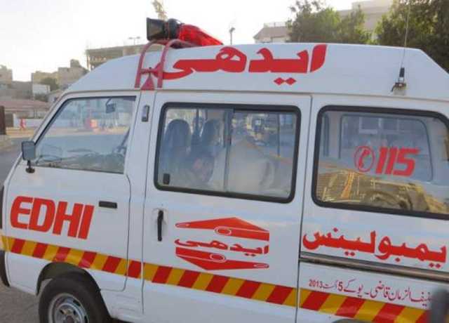 کراچی سے ٹھٹہ جانیوالی گاڑی حادثے کا شکار، 12 افراد زخمی