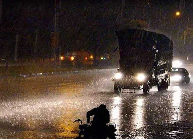 کراچی کے مختلف علاقوں میں گرج چمک کے ساتھ بارش