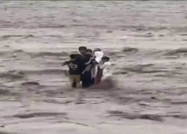 سوات، سیلابی ریلے میں سیاحوں کی ہلاکت کے بعد ایک اور دریائی مقام پر مزید شہری پھنس گئے