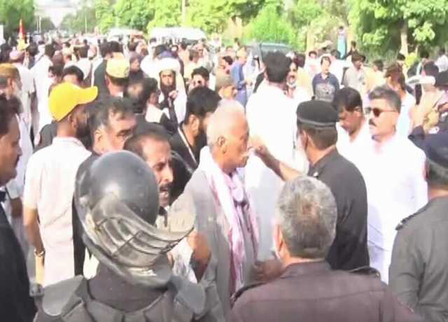 کراچی پریس کلب کے باہر سندھ ایمپلائز الائنس کا احتجاج، پولیس کا لاٹھی چارج