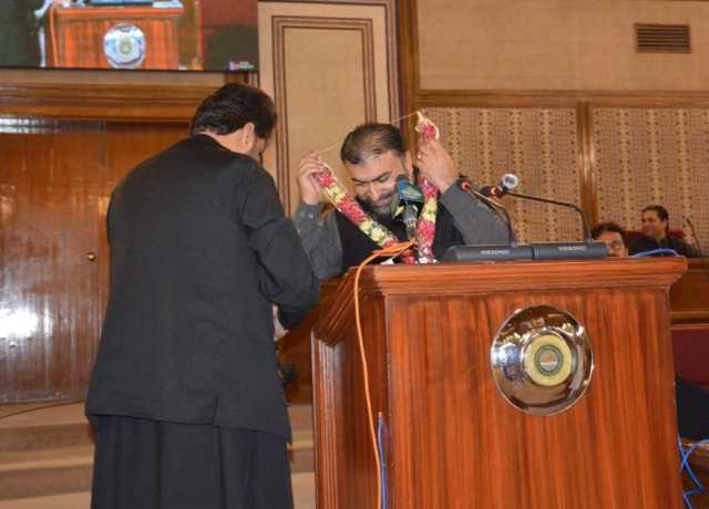 بجٹ پر سرفراز بگٹی کو ہار پہنانے پر زابد ریکی کیخلاف جے یو آئی کی کارروائی
