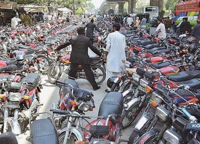 کراچی میں سڑکوں سے پارکنگ فیس ختم کر دی