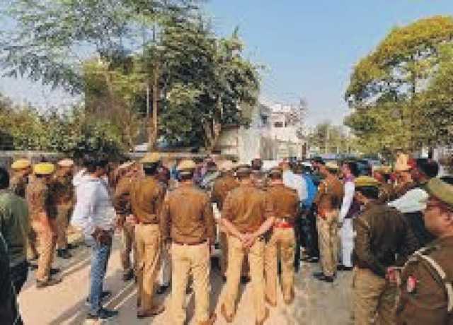 سرینگر میں 32 مقامات پر بھارتی پولیس کے چھاپے