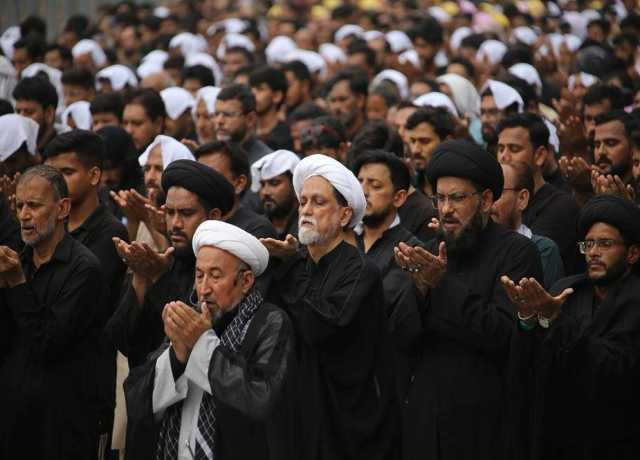 آئی ایس او کراچی کے تحت 9 محرم کے مرکزی جلوس میں مولانا صادق جعفری کی زیر اقتداء نماز باجماعت کا اہتمام