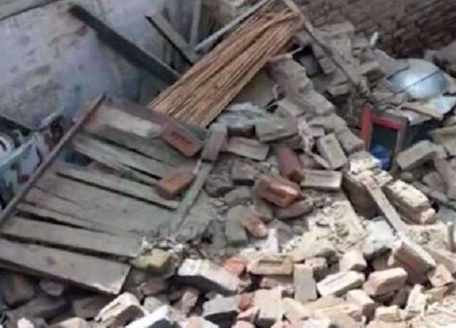 گوالمنڈی میں مکان کی چھت گر گئی، 2 بچے اور 4 افراد ملبے تلے دب گئے