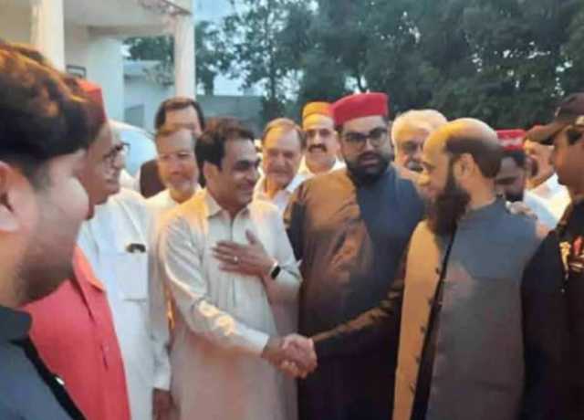 حفیظ الرحمان، باچا خان مرکز معذرت کیلئے پہنچ گئے
