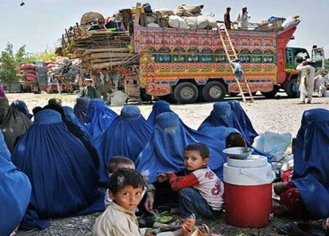 کراچی سے بیدخل 52 افغان باشندوں کا قافلہ افغانستاں واپسی کیلئے سکرنڈ پہنچ گیا
