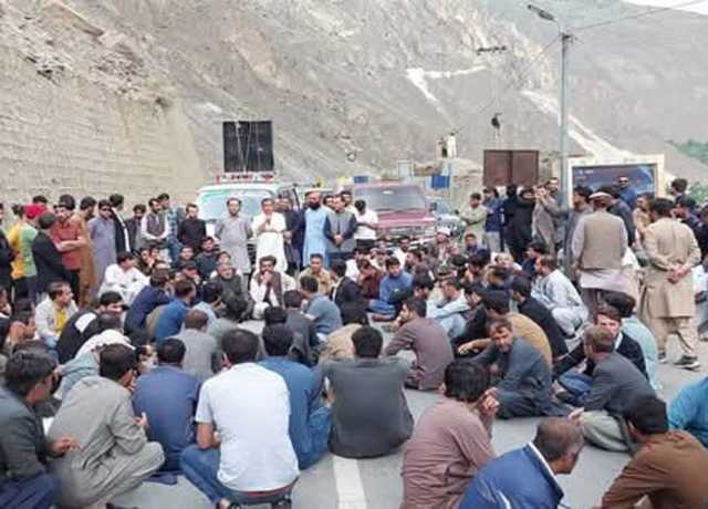 نگر، سوست میں جاری احتجاج میں شامل ہونے کیلئے روانہ قافلے کو روکنے پر تاجروں کا دھرنا
