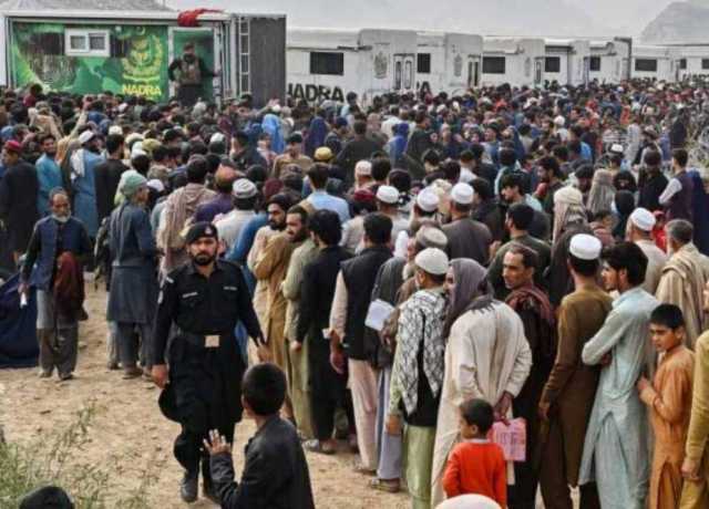 وفاقی حکومت کا غیر قانونی مقیم افغان باشندوں کو ملک بدر کرنے کا فیصلہ