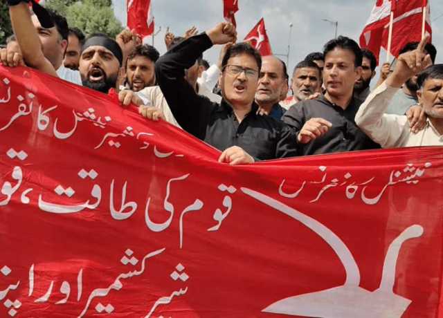 کشمیر کے ضلع شوپیان میں دفعہ 370 اور 35 اے کی بحالی کیلئے احتجاجی ریلی