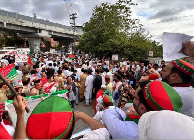 صوابی، پی ٹی آئی کارکن موٹروے بند کرنے پر آپس میں گتھم گتھا ہوگئے