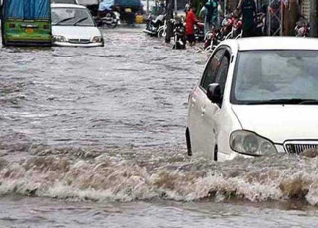 لاہور میں موسلا دھار بارش، لیسکو فیڈرز ٹرپ کر گئے، بجلی معطل