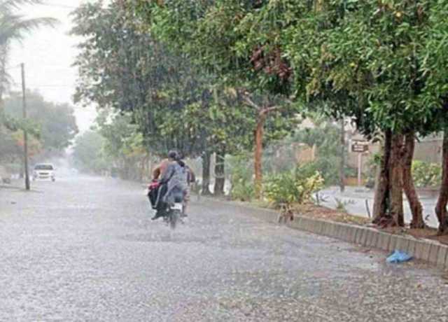 لاہور اور اسلام آباد سمیت کئی مقامات پر بارش کے باوجود حبس برقرار