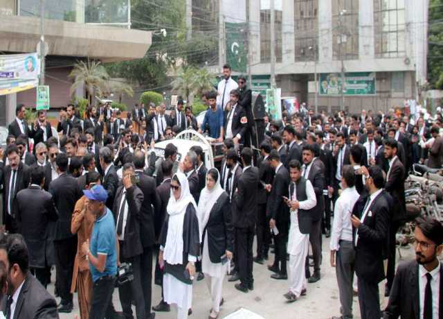 کراچی، وکلا کا مارچ وزیراعلیٰ ہاؤس پہنچنے پر حکومت سے مذاکرات کے بعد ختم
