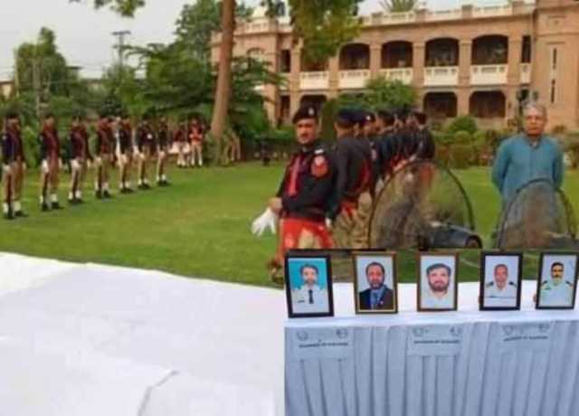 پشاور، ہیلی کاپٹر حادثے میں شہید 5 اہلکاروں کی نمازِ جنازہ ادا