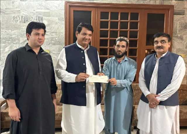 سوات کے سیلاب میں جانیں بچانے والے نوجوانوں کے لیے 10،10 لاکھ روپے انعام