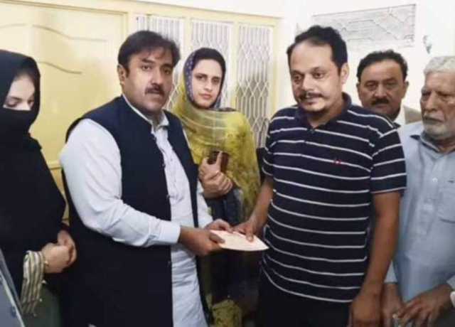 سانحہ سوات کے ورثاء میں امدادی چیکس تقسیم کر دیئے گئے