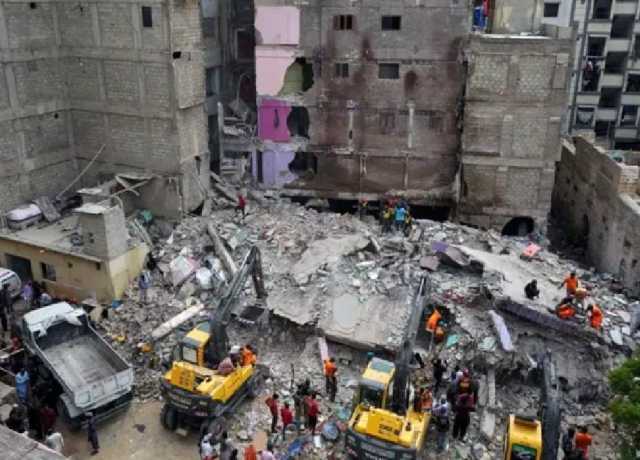 لیاری عمارت حادثہ، پولیس تحقیقات کیلئے ایس بی سی اے کے دفتر پہنچ گئی، ریکارڈ طلب