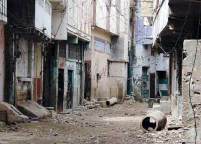 کھارادر میں خالی گئی عمارت کے مکین دوسرے روز بھے کھلے آسمان تلے پڑے رہے