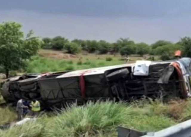 موٹروے پر تیز رفتار بس الٹنے سے 5 مسافر جاں بحق، 8 زخمی