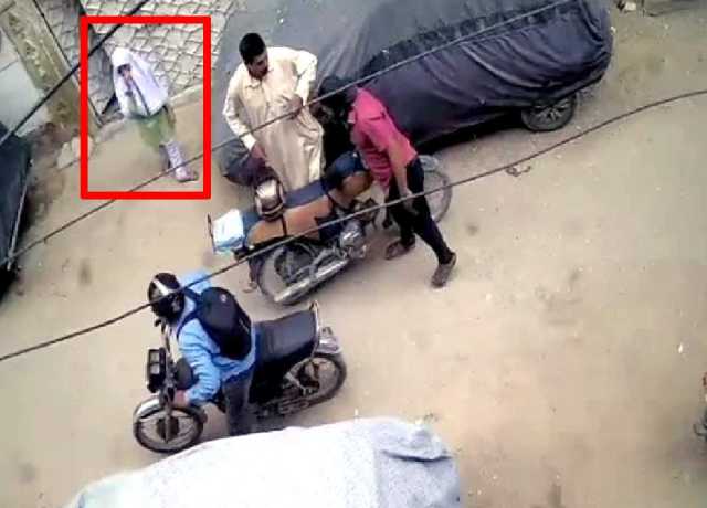 کراچی میں بے رحم ڈکیتوں نے اسکول طالبہ کے سامنے والد کو لوٹ لیا، ویڈیو وائرل