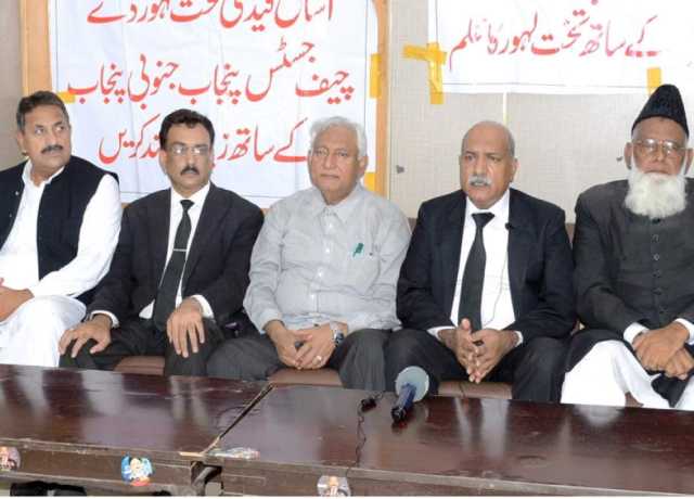  لاہور میں نقل فارم کی فیس 50روپے ہے جبکہ ملتان اور بہاولپور میں 500 روپے لاگو کر دی گئی